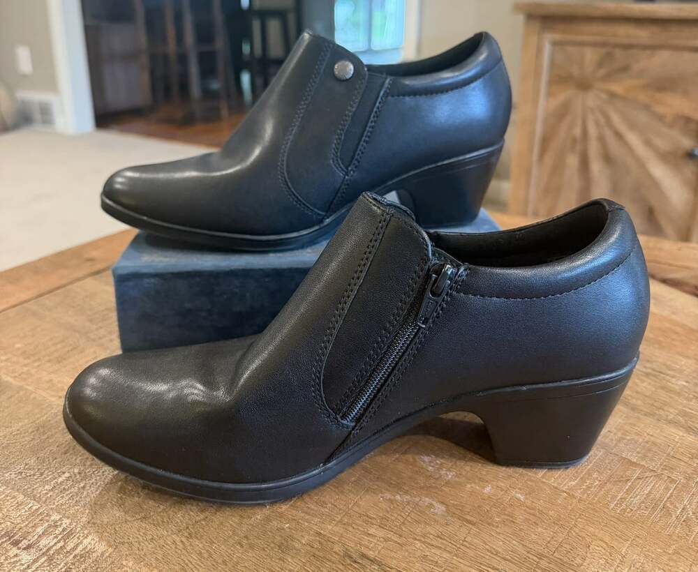 Clarks Emily2 Reyna Women’s 10M Black Leather Shooties Ankle Booties Block Heel